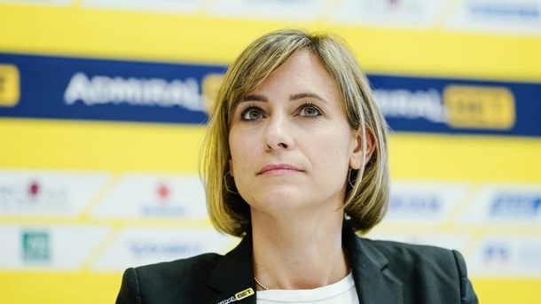 jennifer-kettemann-geschaeftsfuehrerin-der-rhein-neckar-loewen-sitzt-in-der-trainingshalle-